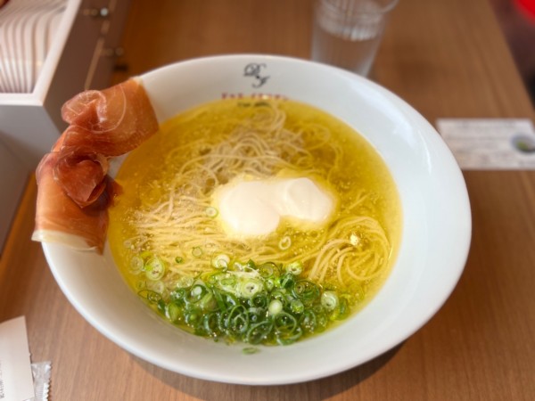 「らぁ麺生ハムフロマージュ(生ハム1枚)玄米ご飯付き1280円」@らぁ麺 ドゥエイタリアン 神田秋葉原店の写真