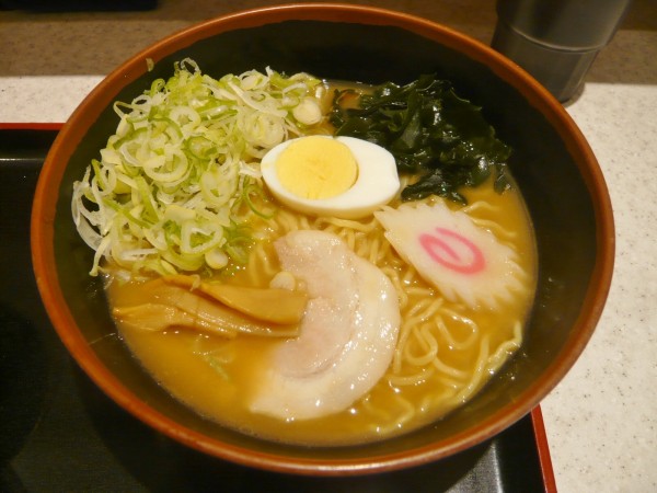 「煮干しラーメン（+薬味ねぎ）」@名代 富士そば 小平店の写真