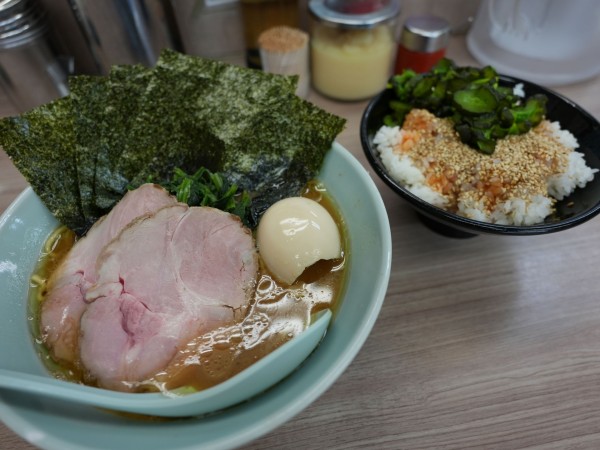 「白山ラーメン 麺硬め+味濃いめ+油多め+サービスライス」@横浜ラーメン 武蔵家 白山店の写真