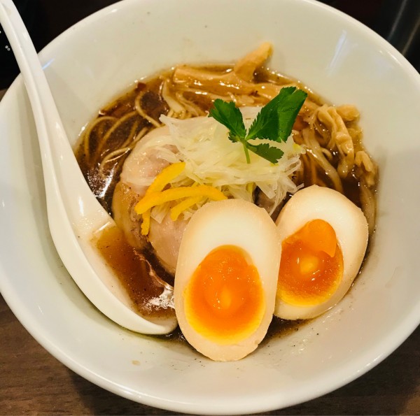 「旨味醤油らぁ麺 ゆず風味＋味玉」@Life is beautiful らぁ麺 & Cafe'barの写真