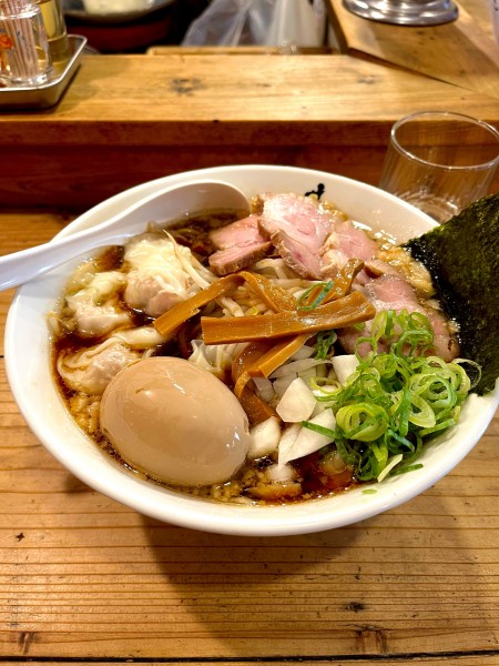 「特背脂醤油らーめん【TP】ワンタン」@井田商店の写真