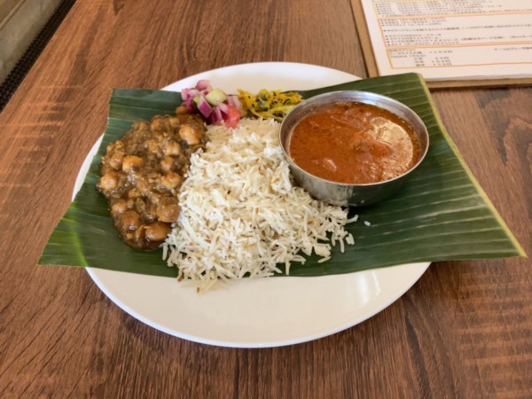 「合いがけ(チキンカレーとひよこ豆)1200円」@SPICE  MAMAの写真