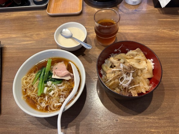 「日替り定食（豚バラ塩焼肉丼＋半醤油ラーメン）1,100円」@陳麻家 高崎駅西口店の写真
