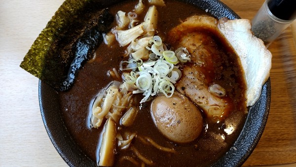 「ニボシブラック(920円税込)」@中華そば 北炎の写真