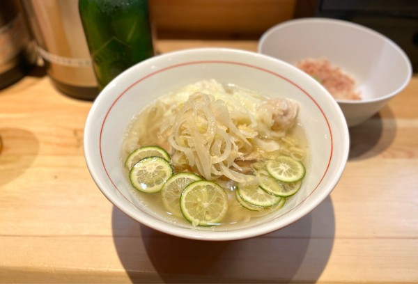 「【限定】冷やしラーメン（白）（洗い飯付き）、追い海老わんたん」@日本橋 朱鷺の写真