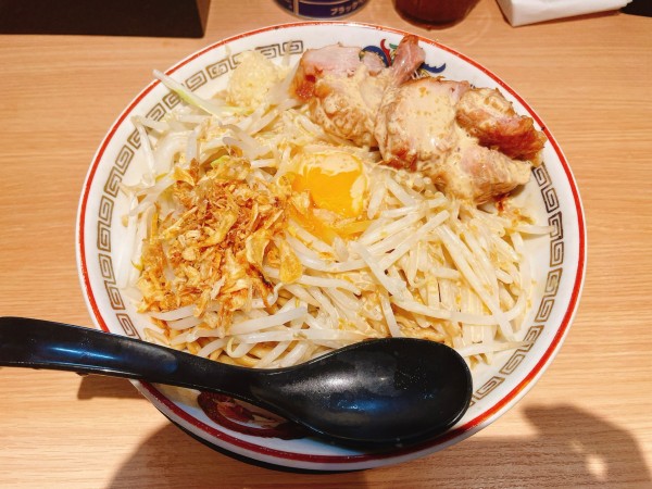 「大ラーメン+汁なし+ガリペパマヨ」@ラーメン豚山 門前仲町店の写真