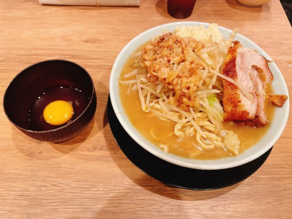「らーめん+生卵」@俺の生きる道 上野店の写真