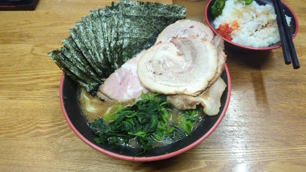 「海苔ほうれん草ラーメン＋豚バラ×2＋豚トロ＋海苔」@麺家 紫極の写真