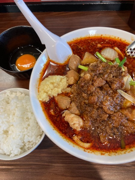 「辛いスタミ満ソバ、全部、生卵、小ライス」@元祖スタミナ満点らーめん すず鬼 熊谷うえちゃん店の写真