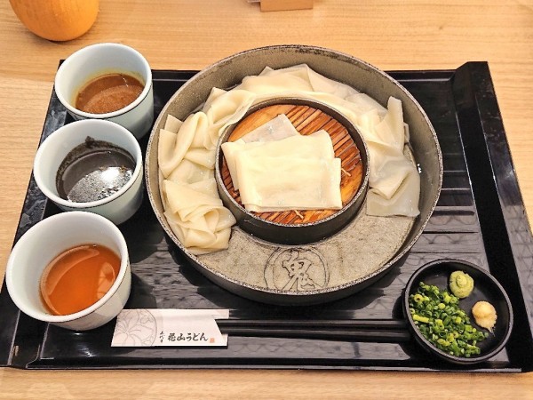 「鬼ひも川 ざる三味(つゆ：黒胡麻山椒、煎り酒、旨だしカリー）」@五代目 花山うどん 日本橋店の写真