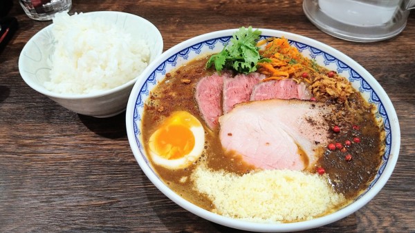 「【限定】ビーフカレーラーメン+粉チーズ・ライス大」@味噌ラーメン 雪ぐにの写真