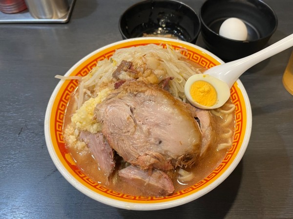 「ラーメン少なめ(豚二枚・半玉子)固めニンニクアブラ+生玉子」@えどもんどの写真