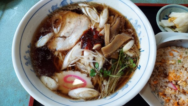「ねぎラーメンと半チャーハンセット 900円」@中華料理 山久の写真
