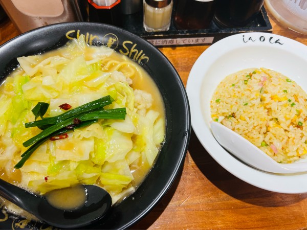 「博多もっちゃんと餃子」@博多らーめん ShinShin アミュプラザ小倉店の写真