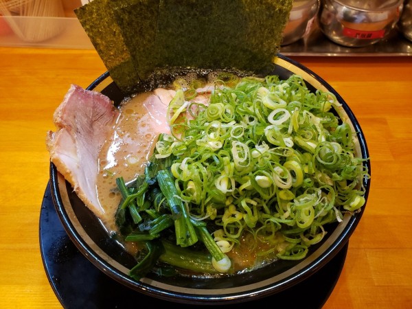 「燻製チャーシューメン+九条ネギ」@横浜家系ラーメン 大神家の写真