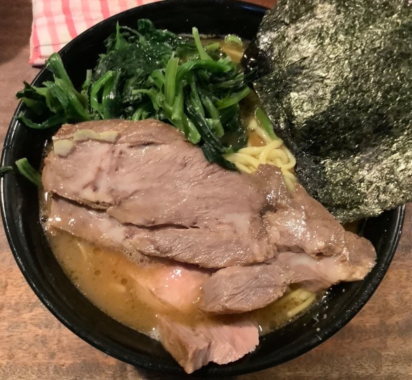 「ラーメン中盛　＋　煮豚チャーシュー　＋　ほうれん草」@家系ラーメン クックらの写真