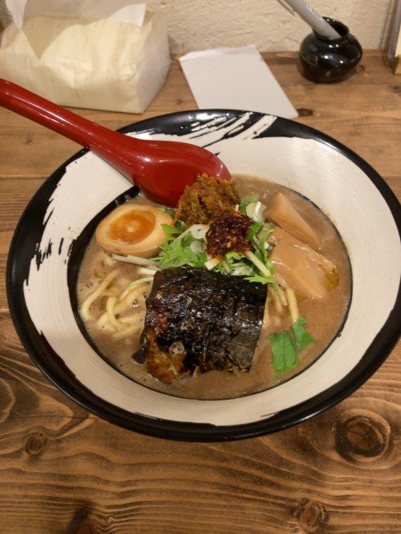 「さばらーめん黒（並）　1000円」@さばね 伊那店の写真