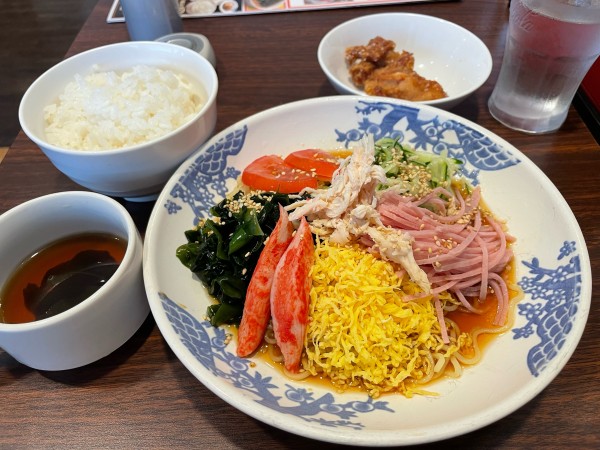 「七彩の冷やし中華 + からあげ・ごはんセット」@バーミヤン 三鷹駅南口店の写真