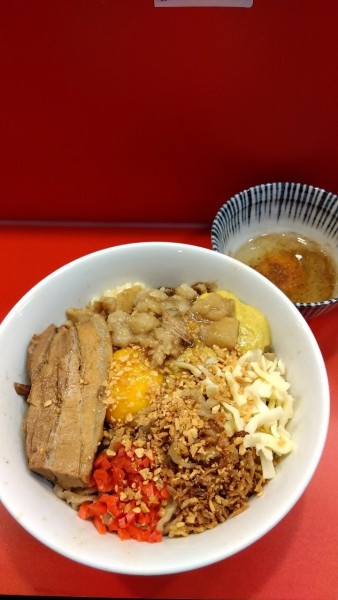 「ジャンク+麺300g+生卵」@まぜそばマゼロー 船橋店の写真