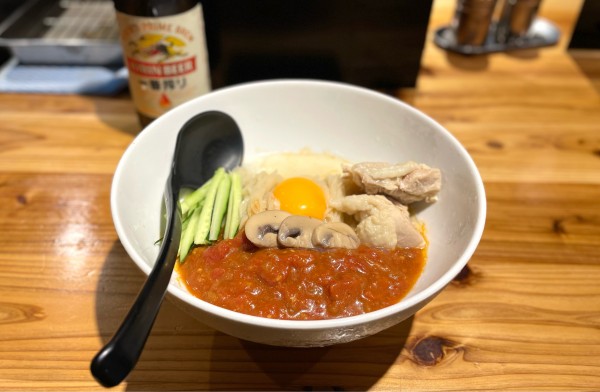 「冷ハヤシヌードル（卵黄乗せ）¥1000」@バロンヌードルの写真