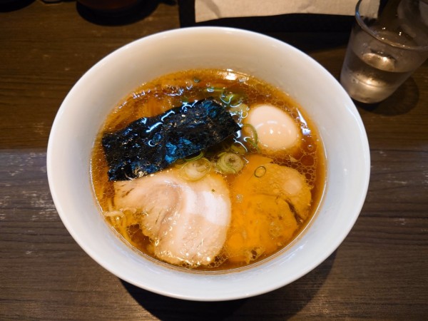「醤油らぁ麺」@支那そばや 本店の写真