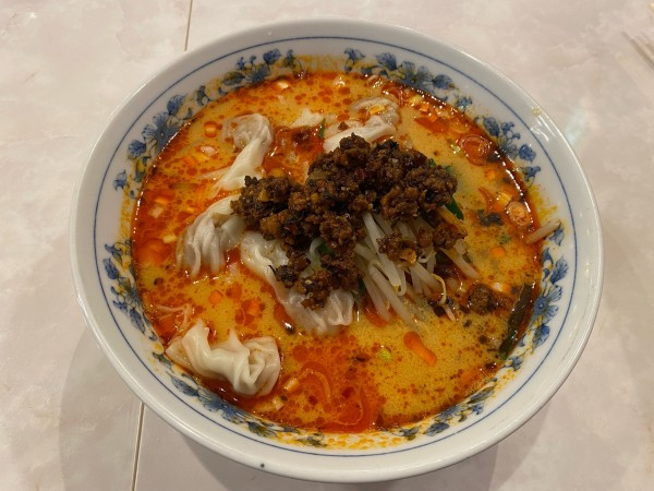 「ワンタン入り担々麺950円+餃子220円」@餃子総本店 上大岡店の写真