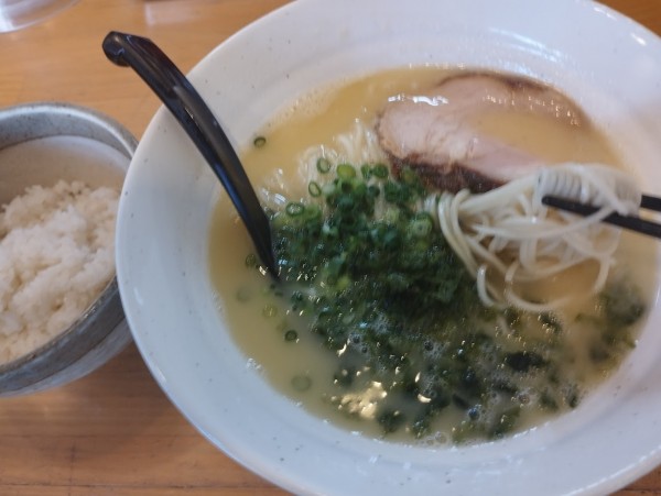 「鶏白湯 塩(ふつう)(平日ランチライス無料)(840)」@麺場 鶏源 TORIGEN 黄金町店の写真