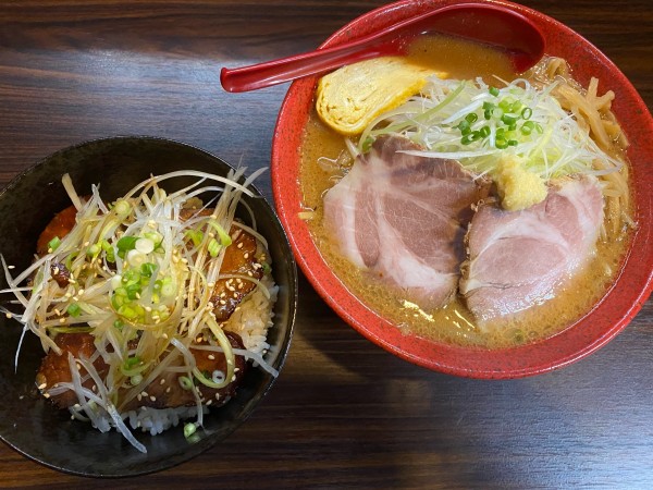 「焼味噌らーめん 790円 + ミニチャーシュー丼 300円」@味噌ラーメン くまおやじの写真