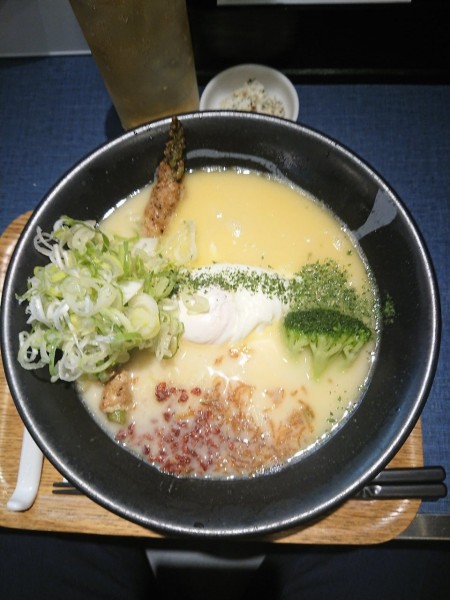 「ハイボール＋鶏白湯そば＋ガーリックバター＋ネギ」@麺巧 潮の写真