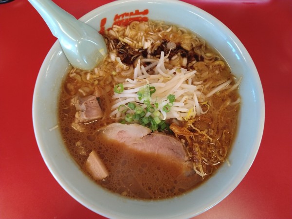 「焦がし醤油ラーメン（硬め、多め）＋コロチャーシュー6個」@山岡家 前橋野中店の写真
