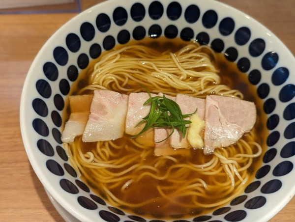 「朝だけの限定麺　クリアとんこつスープの「澄の豚soba」しょうが」@鶏Soba Toraやの写真