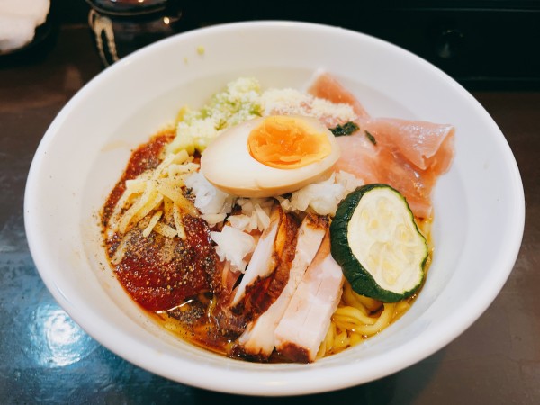 「汁なしトマト混ぜそば」@中華そば 弥栄の写真