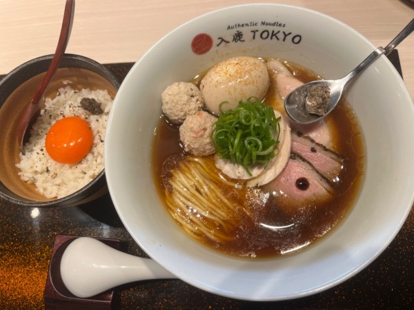 「特製ポルチーニ醤油らぁ麺　トリュフを添えた卵かけご飯」@入鹿TOKYOの写真