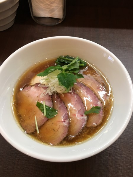 「醤油らぁ麺味玉チャーシュー（1000円）」@らぁ麺 こむぎの写真