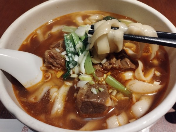 「ランチ 牛バラ肉刀削麺(850)」@四川料理 京華樓 鶴屋町CRANE店の写真