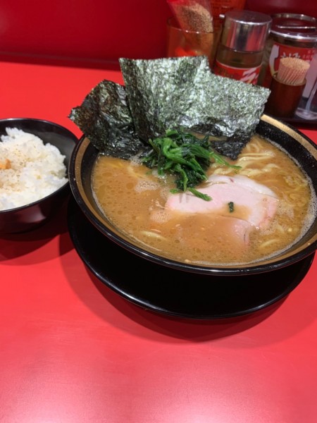 「ラーメン中盛り920円、ライス普通盛150円」@環2家 川崎店の写真