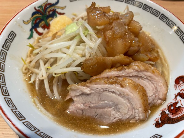 「ミニラーメン(850円)　ヤサイ少なめ　ニンニク　アブラ少し」@ラーメン豚山 吉祥寺店の写真