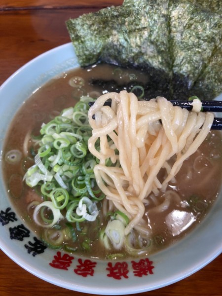 「横浜ラーメン中盛り」@横浜家系 佐倉家の写真