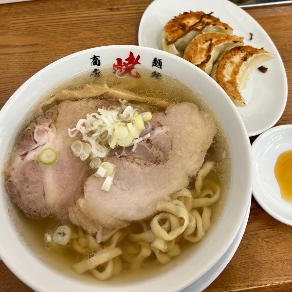 「らぁめん(太ちぢれ麺)+手づくりぎょうざ」@麺処 暁商店の写真