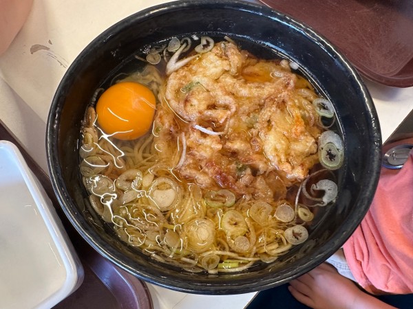 「かき揚げそば(780円)＋生たまご(120円)」@たびーとキッチンの写真