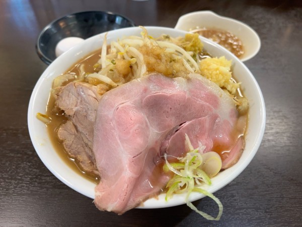 「ラーメン（小）＋ローストポーク＋生たまご」@ラーメンどでん 大宮店の写真