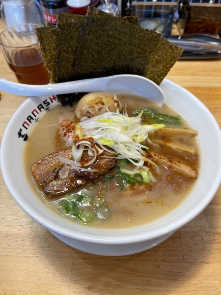 「七志全部のせ」@とんこつらーめん七志 中山店の写真