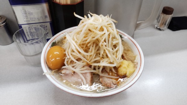 「普通盛り、チャーシュー入り(麺少なめ)」@ラーメン 神田店の写真