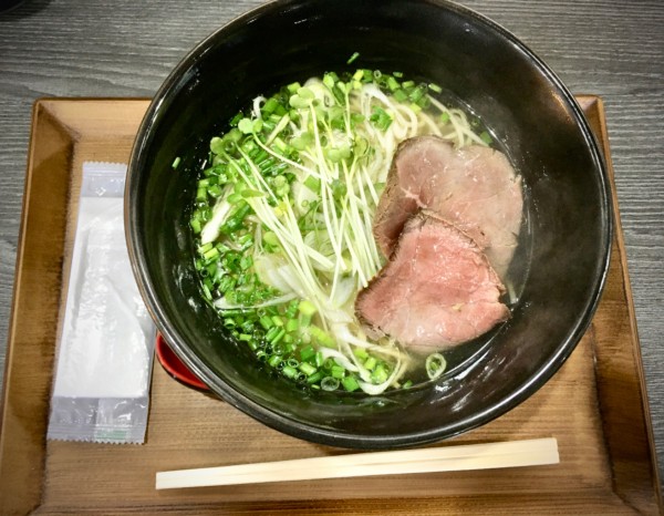 「牛塩らーめん(850¥)」@さんきゃっつ ら～めんスタンド 麺とたまごの写真