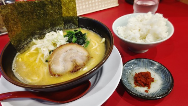 「豚骨ラーメンみそ＋辛玉８５０円＆ライス」@葵一家の写真