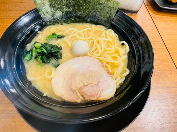 「豚骨醤油ラーメン」@横浜家系ラーメン春吉家 西新店の写真