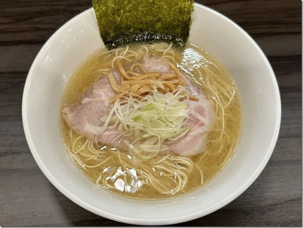 淡麗豚骨塩らーめん