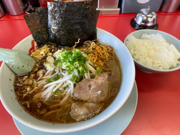 「焦がし醬油ラーメン半ライスセット￥１０００+海苔５枚￥１４０」@ラーメン山岡家 愛知刈谷店の写真