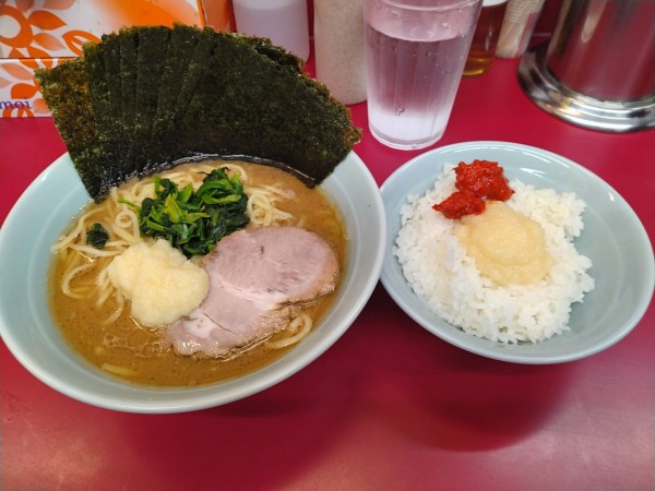 「ラーメン(並)¥700+のり¥100+ライス無料」@横浜ラーメン 武蔵家 大宮店の写真