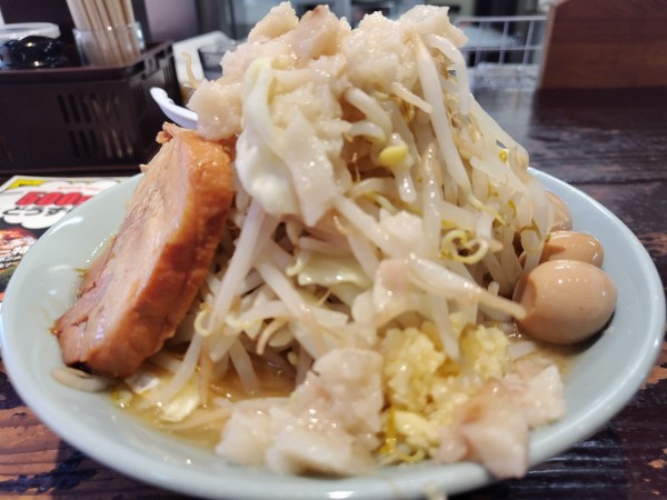 「らーめん　※野菜＆脂マシ　※㋗で５００円　＋うずらの味玉：㋚」@麺51の写真